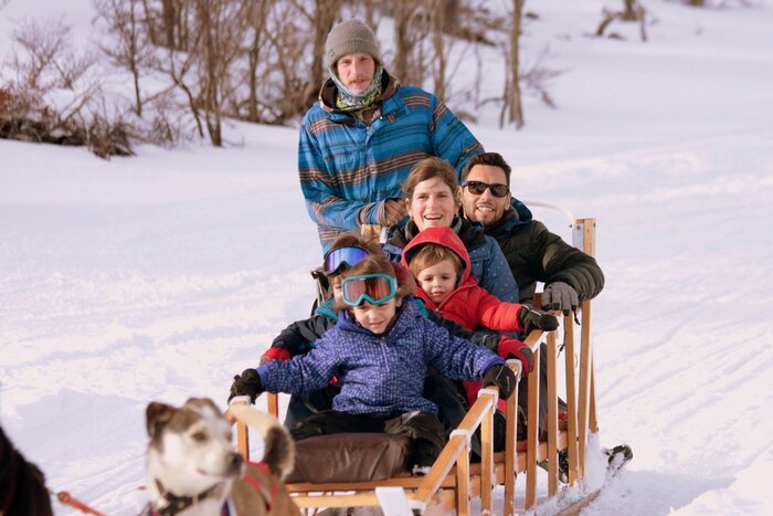 Eine Familie beim Schlittenfahren in der Nähe von Ushuaia