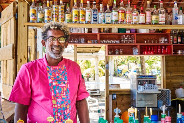 Freundlicher Einheimischer an der Strandbar (© Martiniquais Tourism Committee, Haughton, www.martiniquetourisme.com)