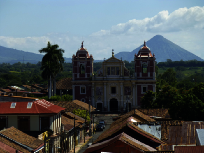 Kirche El Calvario, León, vor dem Vulkan Cerro Negro