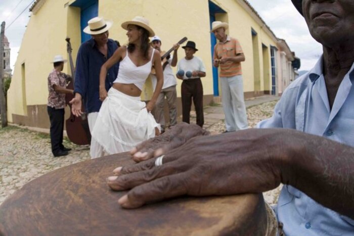 Belebte Stadt mit Musikern und Tänzern (© Cubanisches Fremdenverkehrsamt)