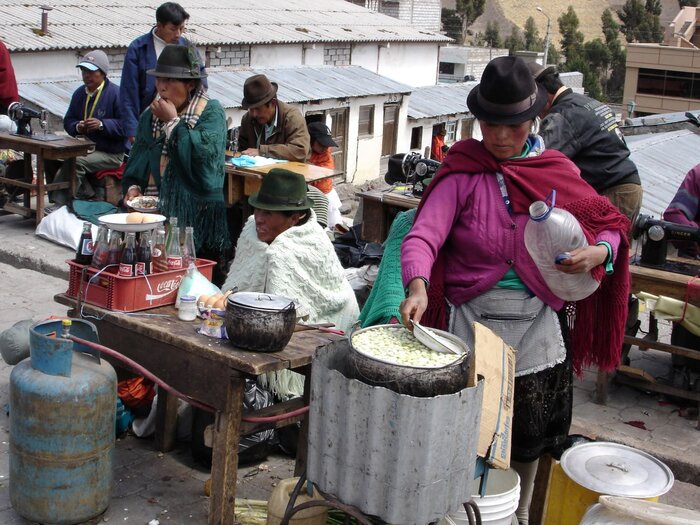 Einheimische beim Kochen von lokalen Köstlichkeiten