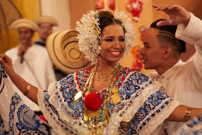 Tanzende Panamaer in Tracht