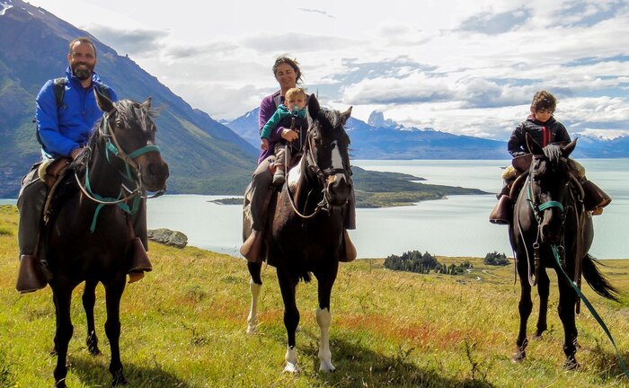 Eine Familie beim Reiten bei El Calafate