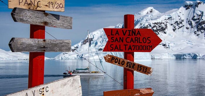 Wegweiser in der Antarktis