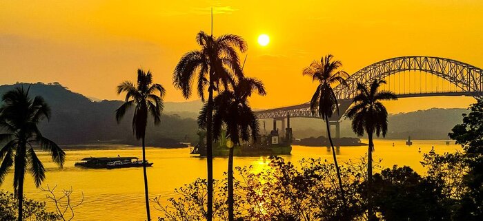 Panamakanal am Abend