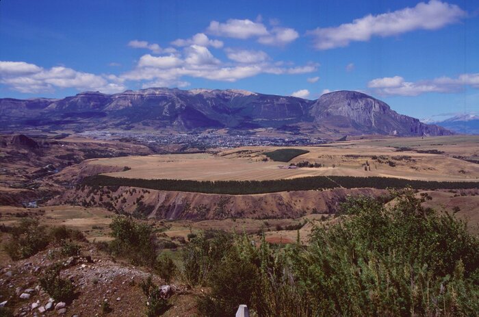 Coyhaique mit umliegenden Bergen