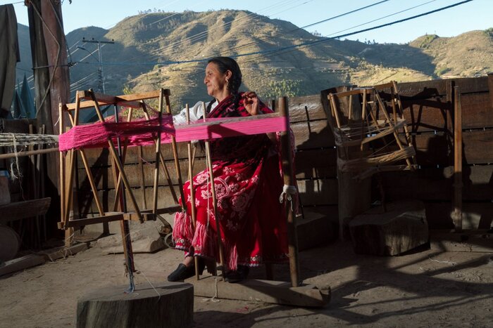 Indigene Frau mit ecuadorianischer Kunst: Artesania (© Ministerio de Turismo del Ecuador)