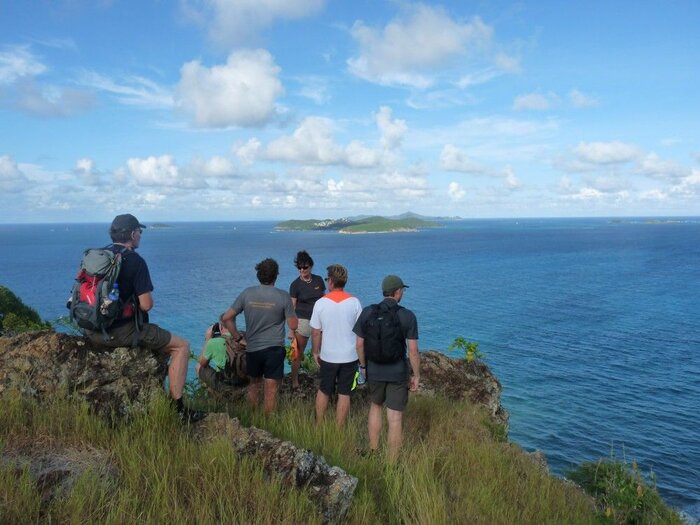 Wandergruppe mit Meerblick