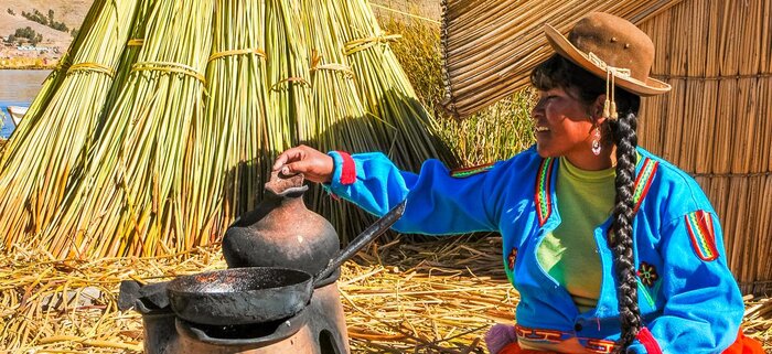 Kochen auf einer Schilfinsel
