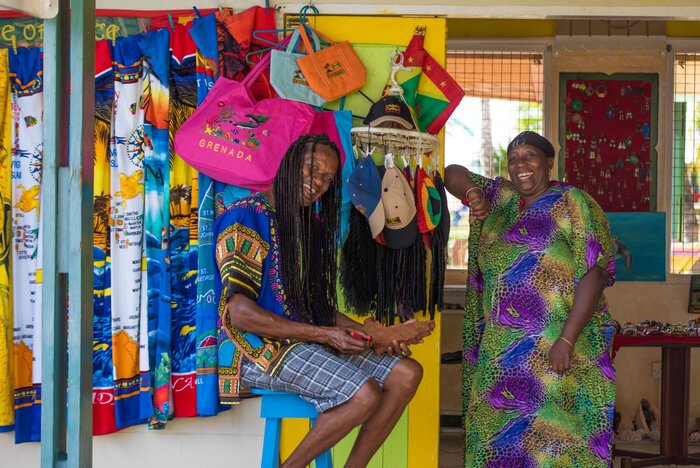 Einheimische im Souvenirshop (Grenada Tourism Authority)
