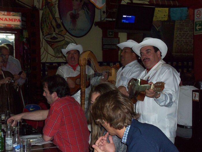 Mariachi-Gruppe in einer Bar