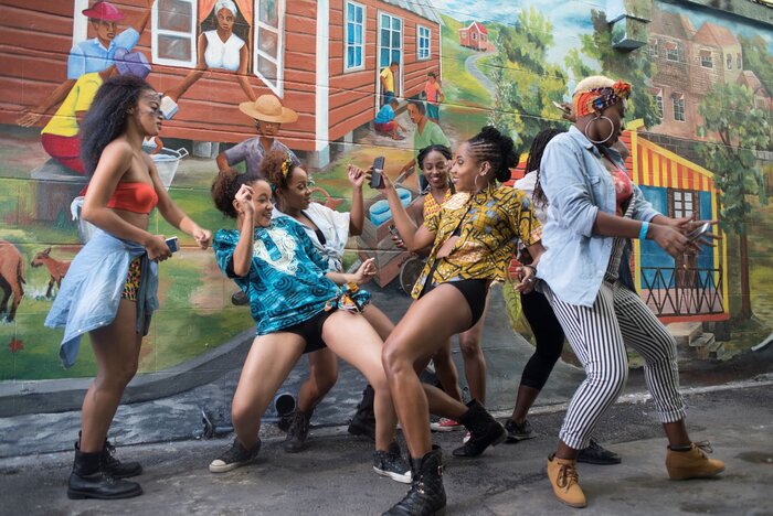 Tolle Straßenperformance und Rhythmus von tanzenden Frauen (credit VisitBarbados.org)