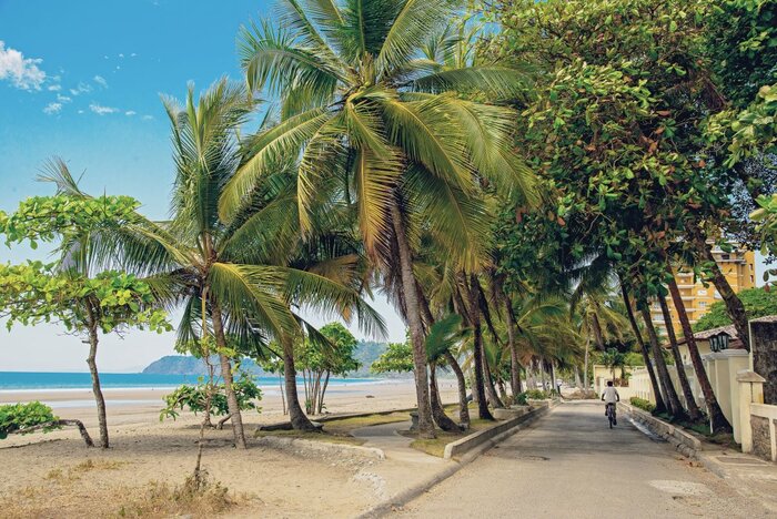 Mit dem Rad am Strand entlang