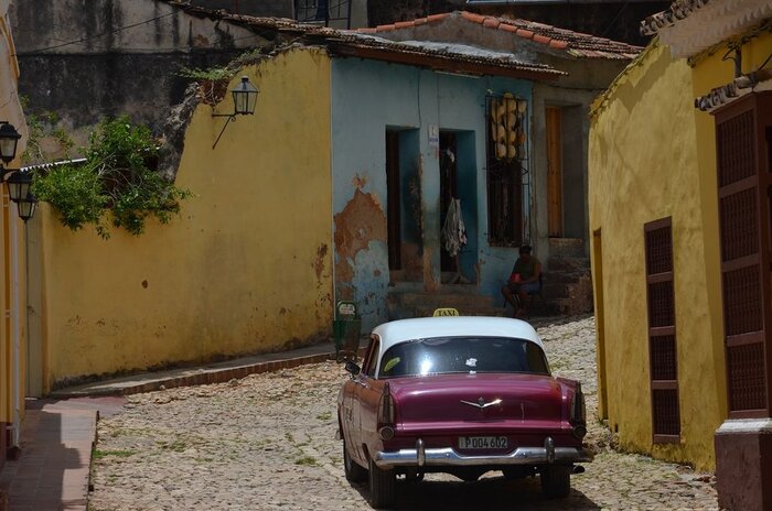 Straße mit Oldtimer